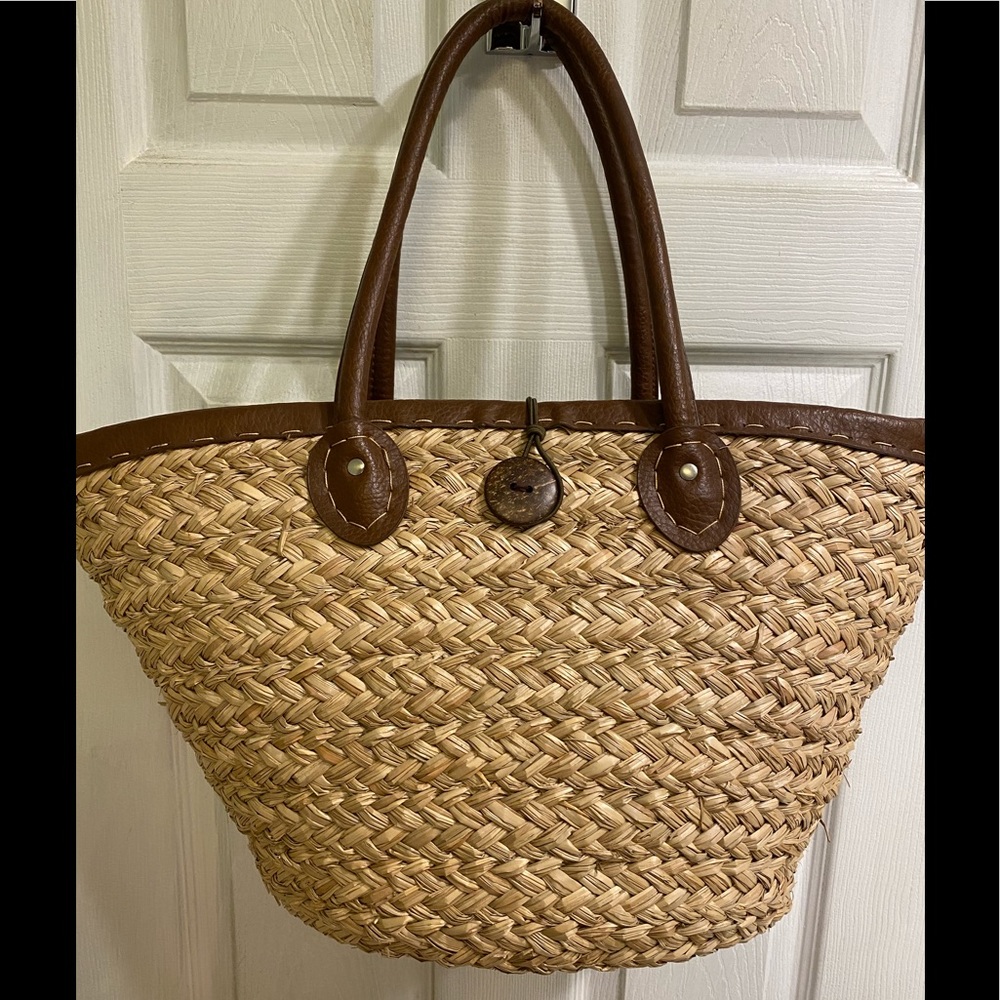 Women beach bag w/ button closure